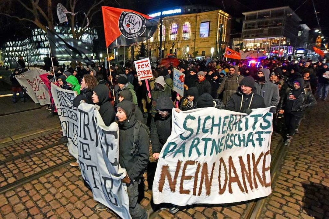 Protest auch gegen die Sicherheitspart...haft zwischen Land und Stadt Freiburg.  | Foto: Michael Bamberger