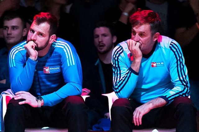 Total enttuscht: die TuS-Trainer Florian Philipp (links) und Bernd Reichenbach  | Foto: Gerd Gruendl