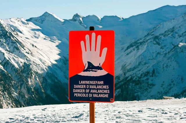 Ein Schild warnt  auf dem Wildkogel be...chen  in sterreich vor Lawinengefahr.  | Foto: dpa