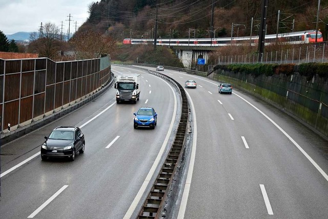 Die Fahrbahn der schweizerischen Autob...ahr automatisch mit Salzsole besprht.  | Foto: Nadine Bni