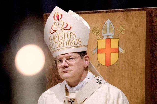 Erzbischof Burger erhält die Ehrenmütze mit dem Katzenschwanz