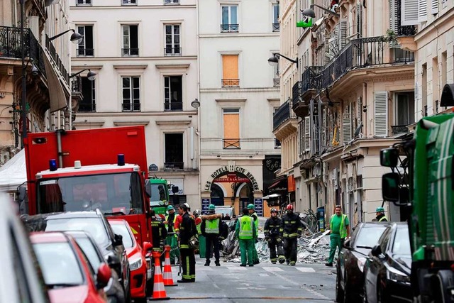 Feuerwehrleute am Tag nach der Gasexplosion im Pariser Stadtzentrum  | Foto: AFP