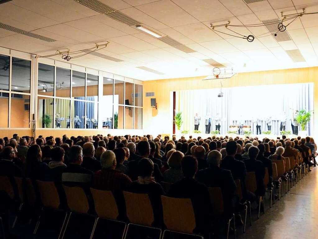 Mehr als 300 Menschen kamen zum Binzener Neujahrsempfang – damit jeder einen Sitzplatz bekam, musste noch einmal nachgestuhlt werden.