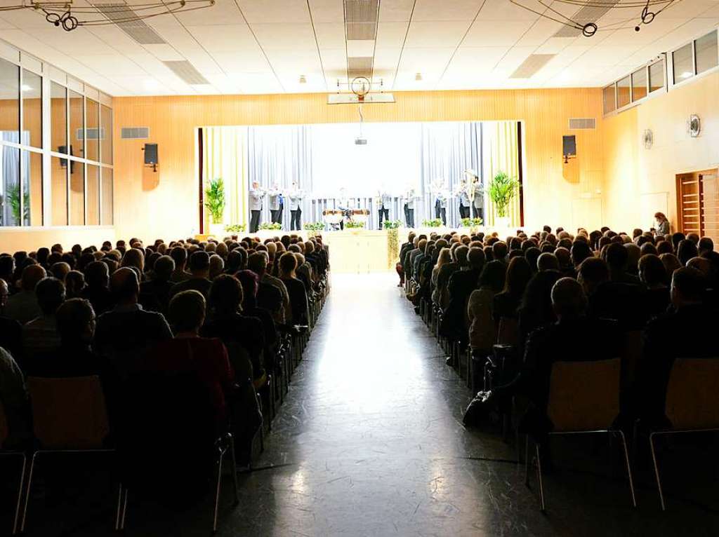 Mehr als 300 Menschen kamen zum Binzener Neujahrsempfang – damit jeder einen Sitzplatz bekam, musste noch einmal nachgestuhlt werden.