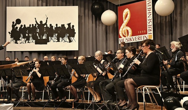Ganz in Schwarz prsentierten sich die Damen des Friesenheimer Hauptorchesters.   | Foto: Wolfgang Knstle
