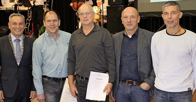 Brgermeister Klaus Jehle ehrte Walter... Lehmann und Achim Stoll (von links).   | Foto: Reiner Beschorner