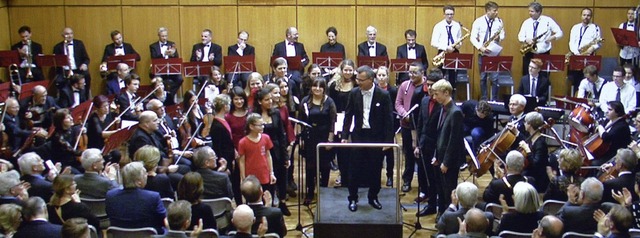 Imposanter Auftritt: Die Orchestergese...;s Bigband im proppevollen Rathaussaal  | Foto: Hannes Lauber