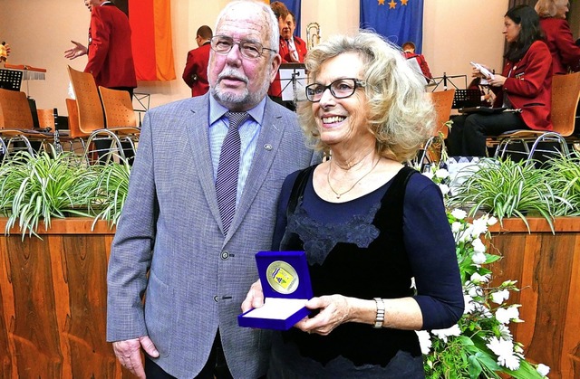 Helmut Bauckner hat die Landesehrennad...die Brgerverdienstmedaille in Hnden.  | Foto: Verena Pichler