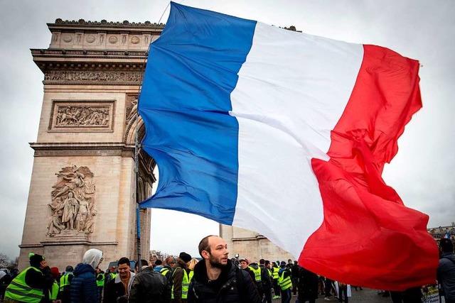 Demonstranten mit gelben Westen und fr...lagge vor dem Pariser Arc de Triomphe   | Foto: dpa