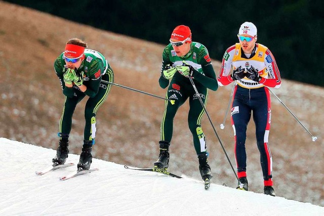 Rasant vorneweg: Fabian Riele (links)...ergen Graabak (rechts) nur Rang drei.   | Foto: dpa