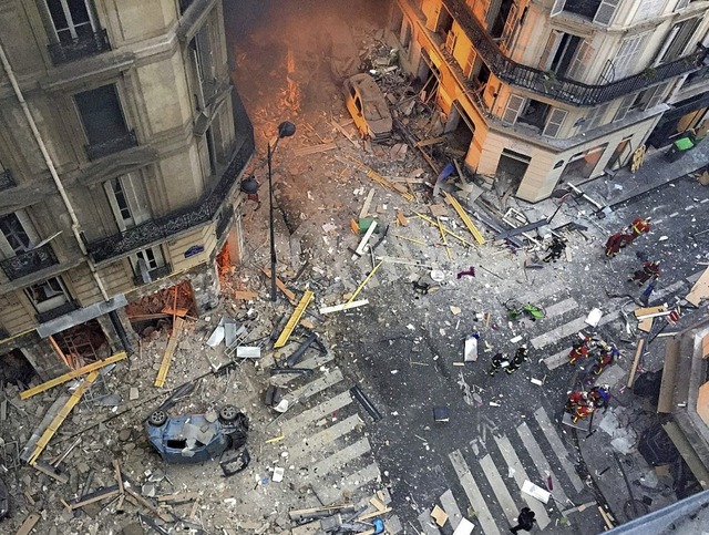 Nach der Explosion sieht es an der Par...cke aus wie nach einem Bombenangriff.   | Foto: AFP