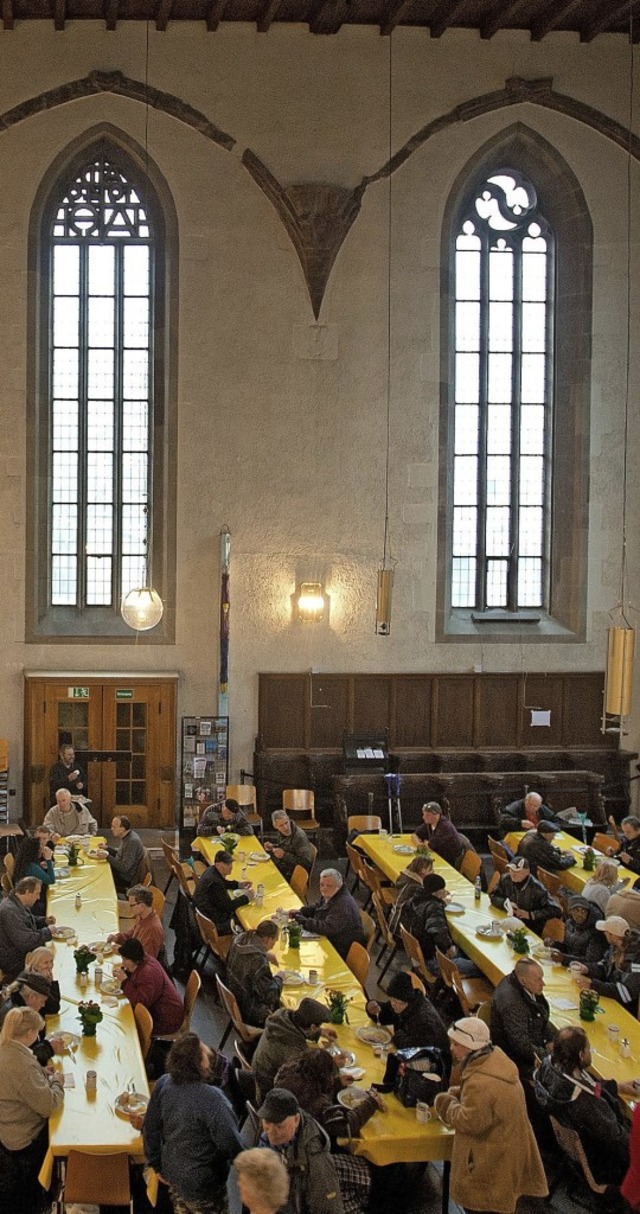 Gut gefllte Tische in der Stuttgarter Vesperkirche  | Foto: dpa