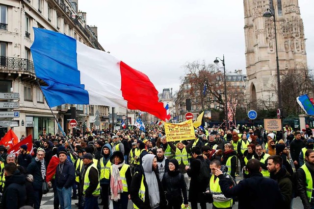 Protestzug der Gelbwesten durch Paris am Samstag   | Foto: dpa