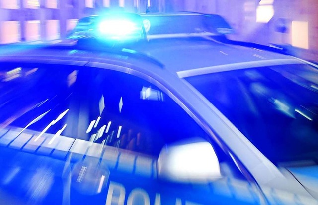 Die Polizei ist am Unfallort auf der A...ahrt Teningen im Einsatz (Symbolbild).  | Foto: dpa