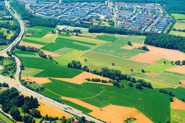 Bekommt Freiburg einen neuen Stadtteil... Zubringers (im Bild unten) entstehen.  | Foto: Nils Theurer