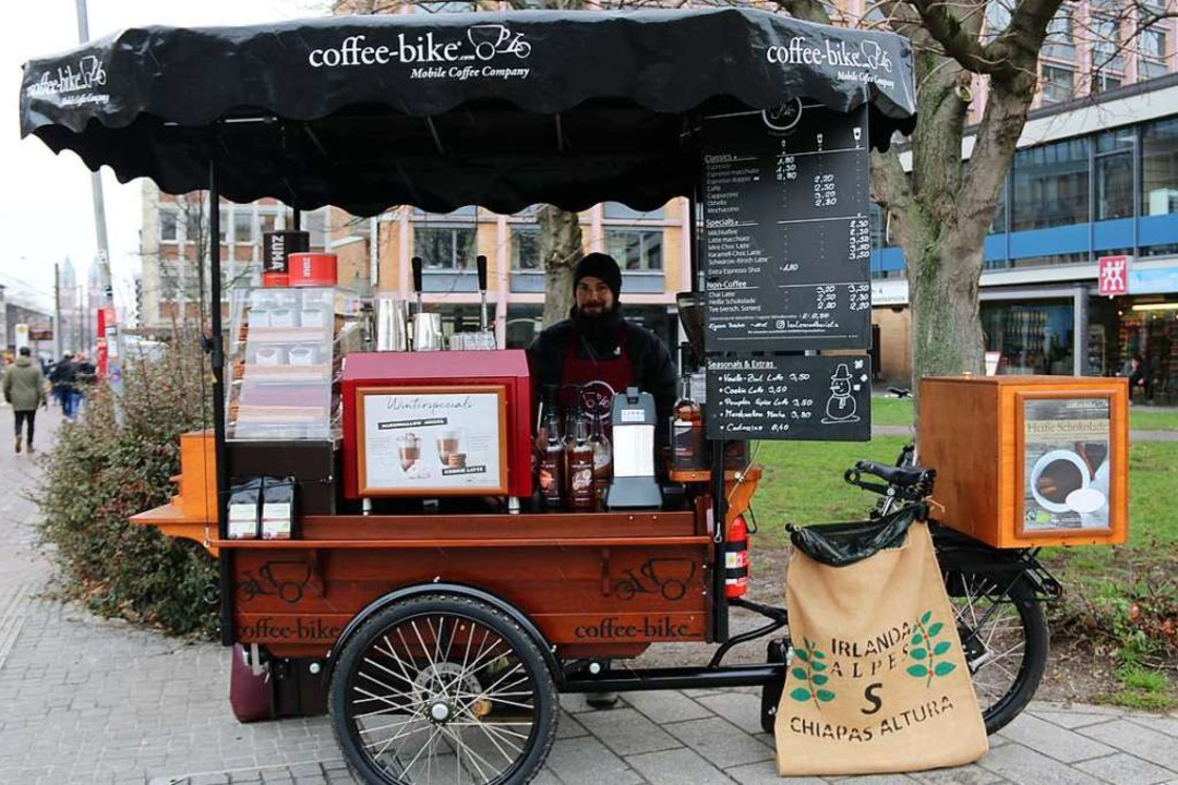 Der Lastenradbarista Jens Platen versorgt die Freiburger mit Bio-Kaffee  | Foto: Lisa Petrich