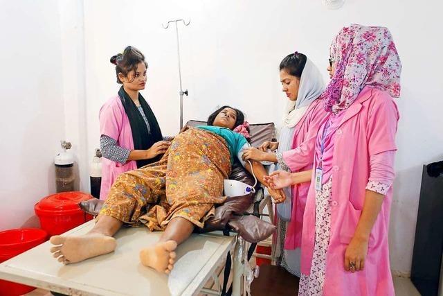 Ausgebildete Hebammen sollen in Bangladesch Schwangeren helfen – statt Gebete
