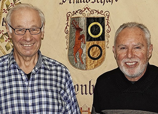 Rudolf Philipp (links)  ist seit 50 Ja...om Vorsitzenden Walter Berger geehrt.   | Foto: hege