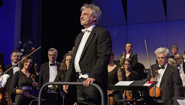 Dirigent Rolf Schilli nimmt den Applaus des Publikums entgegen.   | Foto: Susanne Ramm-Weber
