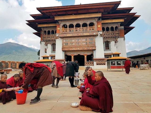 Mnche vor dem Gangtey-Kloster in Bhutan   | Foto: dpa