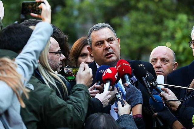 Nach seinem Rcktritt spricht Panos Kammenos (Mitte) mit Journalisten   | Foto: DPA