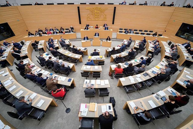 Was macht eine Landesregierung? Auf de...zu sehen ist der Landtag in Stuttgart.  | Foto: dpa