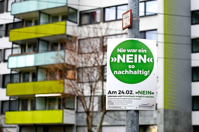 Seit einigen Tagen hngen sie in Freiburg: Plakate der Dietenbach-Befrworter.  | Foto: Thomas Kunz