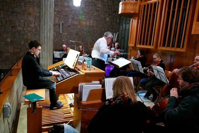 Unter Leitung von Klaus Kunzmann gaben...in Konzert in der Heilig-Kreuz-Kirche.  | Foto: Michael Gottstein