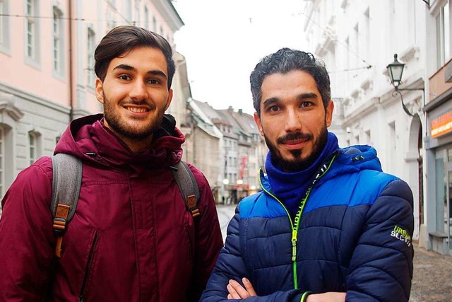 Khaled Alsaleh (links) und Louay Hindi beim BZ-Interview in Freiburg.  | Foto: Annika Sindlinger