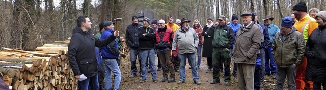 Der Brgermeister im Hartheimer Wald im Einsatz mit dem Auktionshammer  | Foto: Otmar Faller