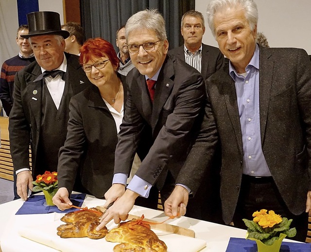 Gemeinderat Rolf Ingold, Landtagsmitgl...links) griffen beherzt zu den Messern.  | Foto: Julius Wilhelm Steckmeister