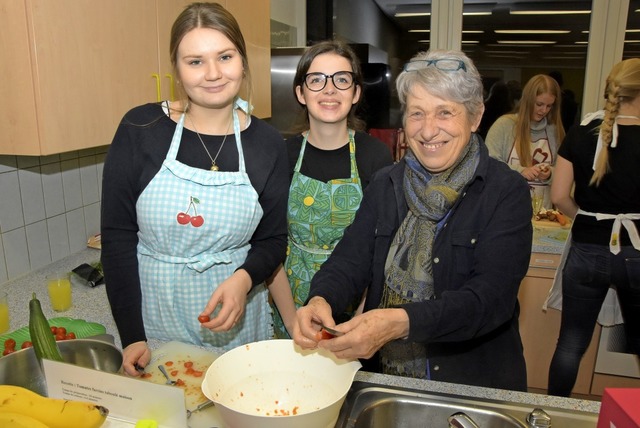 Jung und Alt kochen gemeinsam Leckerei...rtnerschaftsvereins in Hchenschwand.   | Foto: Stefan Pichler