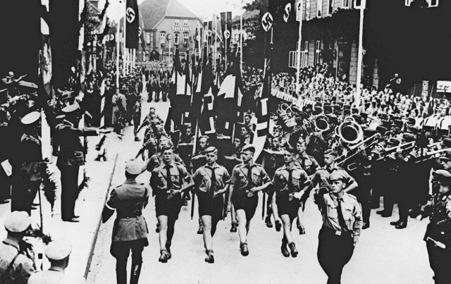 Parade der Hitler-Jugend vor dem &#8222;Fhrer&#8220; in Soltau 1937   | Foto: AFP