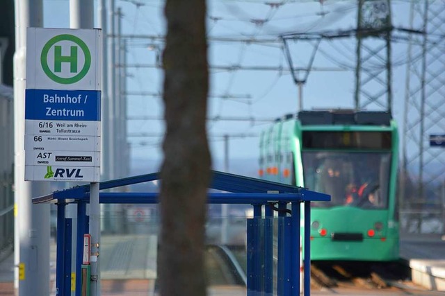 Am Weiler Bahnhof knnen Fahrgste von...ssen des RVL auf die Tram 8 umsteigen.  | Foto: Hannes Lauber