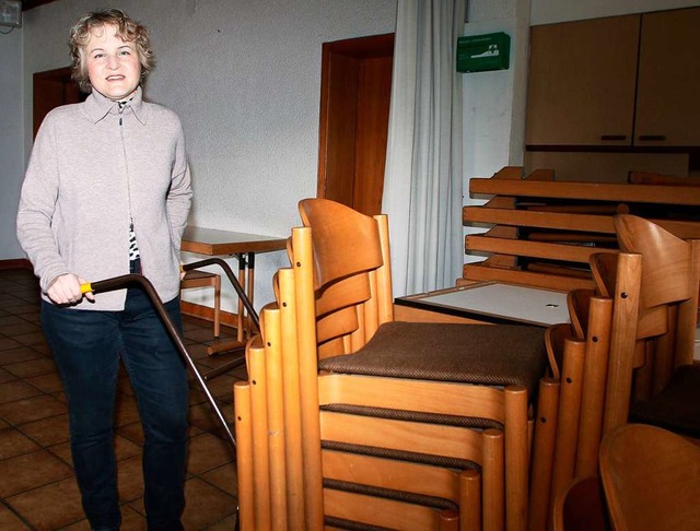 Pfarrerin Anke Doleschal mit Sthlen a...g unter anderem gekauft werden knnen.  | Foto: Heidi Fel