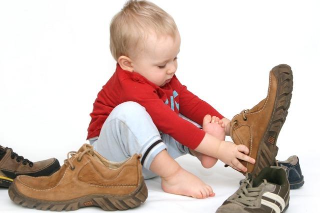 Dreijhriger macht sich allein auf den Weg zum Kindergarten – ohne Schuhe