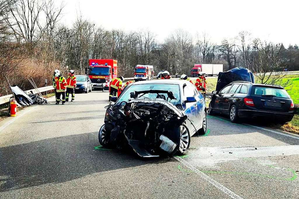 Vier Schwerverletzte Bei Unfall Auf B3-Abfahrt Bei Gundelfingen ...