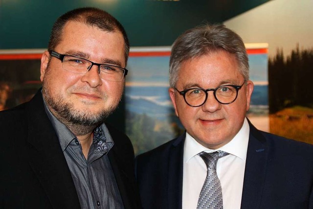 Tourismusminister Guido Wolf (rechts) ...s Ays kam rasch mit ihm  ins Gesprch.  | Foto: Gerd Leutenecker