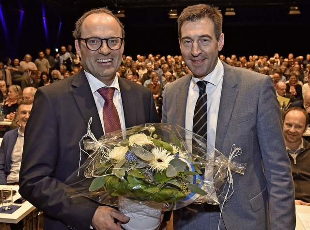 Severin Graf (links) wird neuer Brger...ueschingen. OB Erik Pauly gratuliert.   | Foto: Roland Sigwart