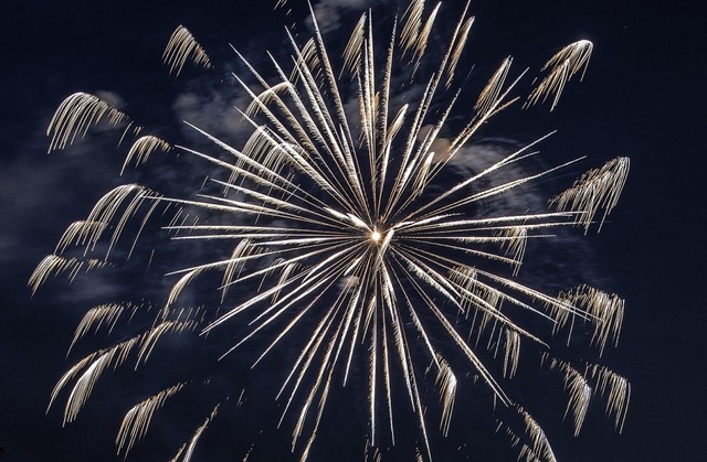 Ein Feuerwerk ist der Hhepunkt beim E...ubilumsfeierlichkeiten in Lffingen.   | Foto: Paul Zinken/dpa