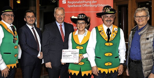 Beim Empfang des Spendenschecks freute...nn und Ortsvorsteher Hans-Jrgen Kopf.  | Foto: Bettina Schaller