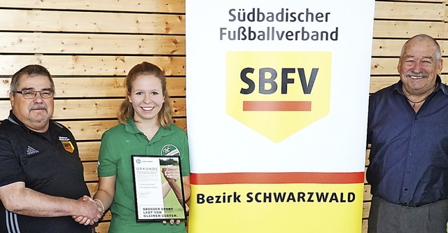 Fair geht vor: Franziska Fehrenbach, S...r-Play-Medaille des Fuballbezirks.     | Foto: bchle