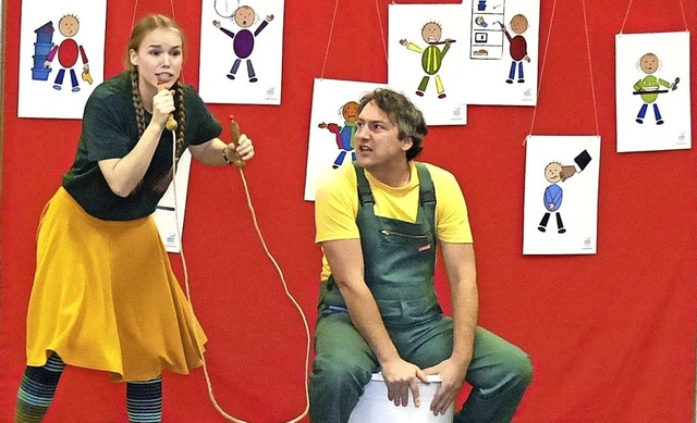 Spielszene mit Leah Bukatsch und Grego...on der Theaterpdagogischen Werkstatt   | Foto: Helmut Gall