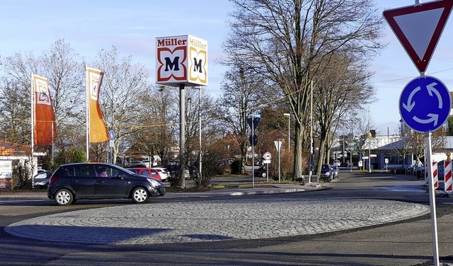 Die Verkehrsfhrung am Aldi-Kreisel sc.... Oder wird geflissentlich ignoriert.   | Foto: Frank Schoch