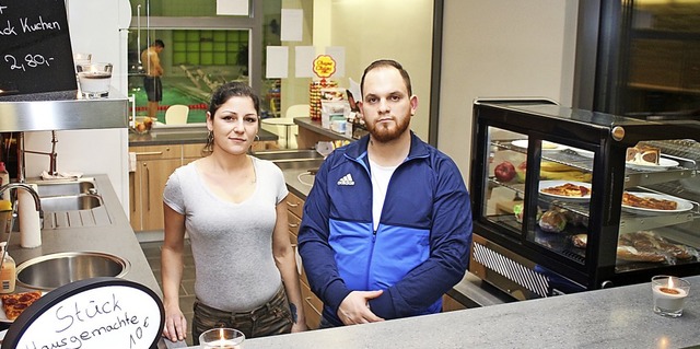 Monika Jakab und Baris Brandenberger s...r der Snackbar im Maulburger Hallenbad  | Foto: Anja Bertsch