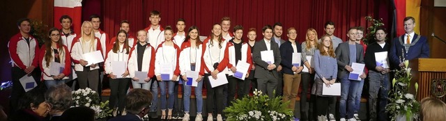 Brgermeister Oliver Rein (rechts) ehr...folgreiche Sportlerinnen und Sportler.  | Foto: Gerold Zink