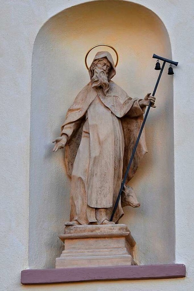 Antonius der Einsiedler mit Glckchens...l an der Fassade der Giersbergkapelle.  | Foto: Manfred Frietsch
