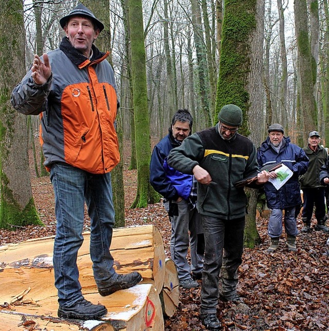 Am Samstag ist Holzversteigerung in Ma...lin (links) und Frster Schwab  2016.   | Foto: Archivbild: Cremer