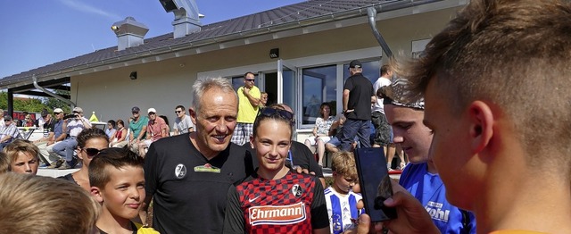 Der SC Freiburg und sein Trainer Chris... Juli 2018 fr ein Highlight beim TuS.  | Foto: Langelott