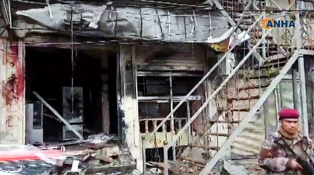 Dieses Videostandbild von Hawar News, ...Restaurant nach einer Bombenexplosion.  | Foto: dpa